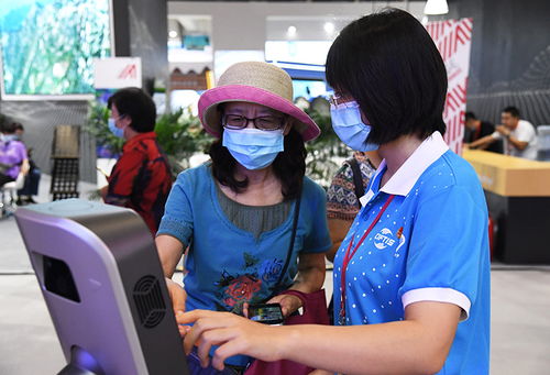 服贸会上的志愿者 信息咨询的坚实后盾